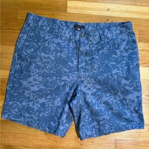Saks Fifth Avenue Men’s Shorts Gray Blue Floral Tropical 38 Cotton‎
